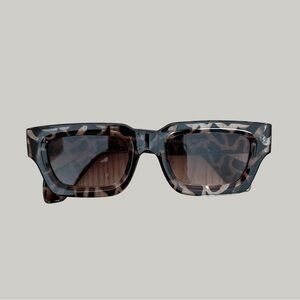LIKE NEW Giraffe Print Sunglasses